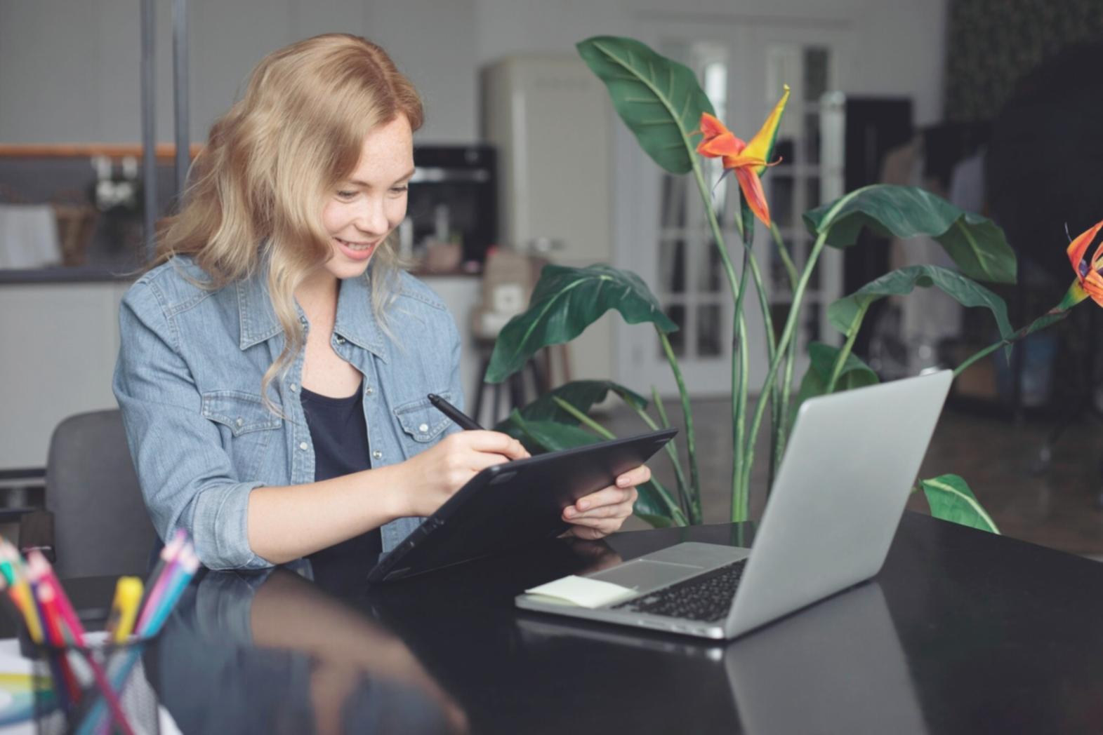 Arbeitsplatz mit Finanzunterlagen und Computer